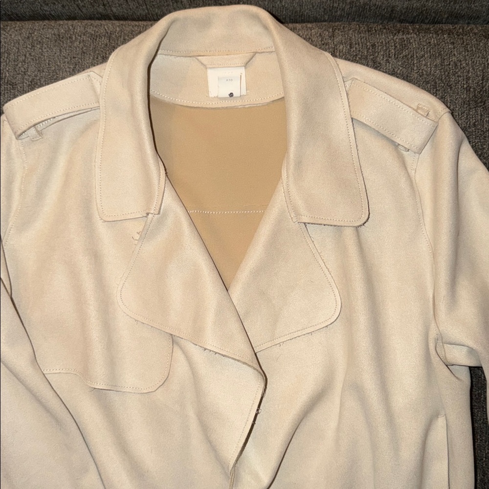H&M Stylish Cream Jacket with Zipper Details - Picture 2 of 6